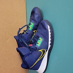 Nike boy shoe size 4.5